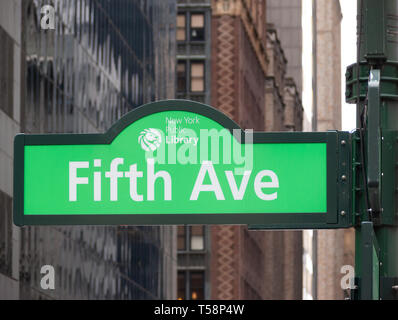 Fifth Avenue strada segno a Manhattan, New York City, Stati Uniti d'America Foto Stock