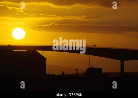 Golden Sunset over il ponte stradale di Skye. La Scozia, Regno Unito. Foto Stock