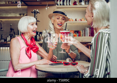 Positive le donne di età compresa tra i avente una bella celebrazione Foto Stock