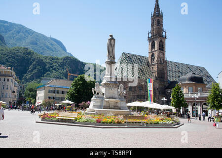 Il Duomo di Dom di Maria Assunta e la Piazza Walther von de Vogelweide Bolzano Dolomiti Alto Adige Italia Foto Stock