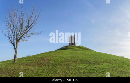 Burrow Mump Norman motte e rovinato St Michaels chiesa nel villaggio di Burrowbridge Somerset affacciato Southlake Moor parte del Somerset livelli Foto Stock