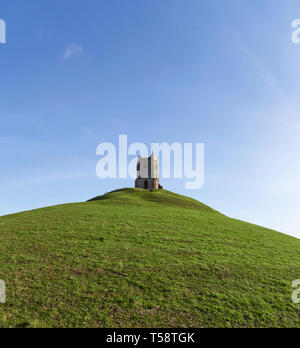 Burrow Mump Norman motte e rovinato St Michaels chiesa nel villaggio di Burrowbridge Somerset affacciato Southlake Moor parte del Somerset livelli Foto Stock