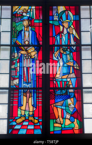 Carl Einar Andreas Forseth la coloratissima moderna vetrate, di riformatore protestante Olaus Petri e Saint Sigfrid di Svezia Storkyrkan Foto Stock