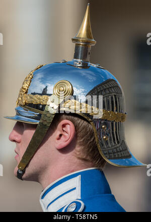 A Stoccolma il palazzo reale si riflette in argento pickelhaube casco di un reale svedese Guardsman vita durante il cambio della guardia. Foto Stock