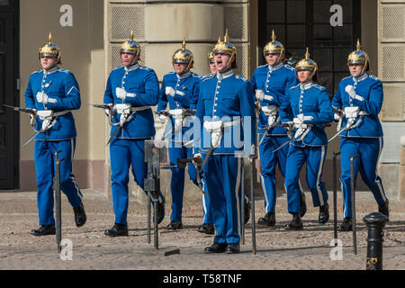 Marciando ordini: Royal Swedish guardie in azzurro vestito completo di uniformi e argento Caschi pickelhaube sfilano durante il cambio della guardia. Foto Stock