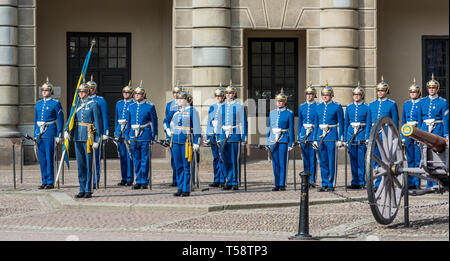 Attenzione a: Royal Swedish guardie in azzurro vestito completo di uniformi e argento Caschi pickelhaube stand di attenzione nel modificare la protezione. Foto Stock