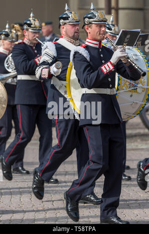 Musicisti provenienti da Royal Swedish Army Band in blu scuro vestito completo di uniformi e nero caschi pickelhaube riproduzione durante il cambio della guardia. Foto Stock