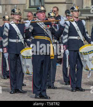 Il tamburo del reggimento grandi batteristi e del Regio Esercito Svedese banca in abito cerimoniale di uniformi e nero pickelhaube caschi Foto Stock