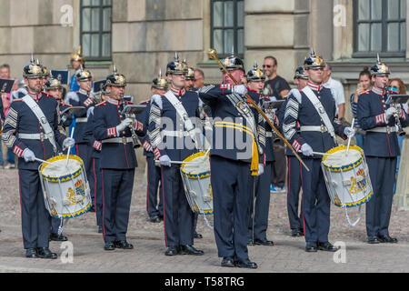 Il tamburo del reggimento grandi e musicisti del Regio Esercito Svedese banca in abito cerimoniale di uniformi e nero pickelhaube caschi Foto Stock