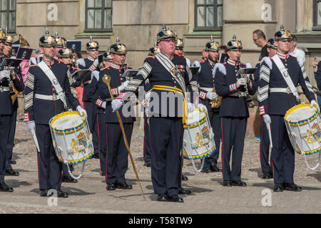 Il Royal Swedish Guards band in blu scuro vestito completo di uniformi e nero caschi pickelhaube sfilano durante il cambio della guardia. Foto Stock