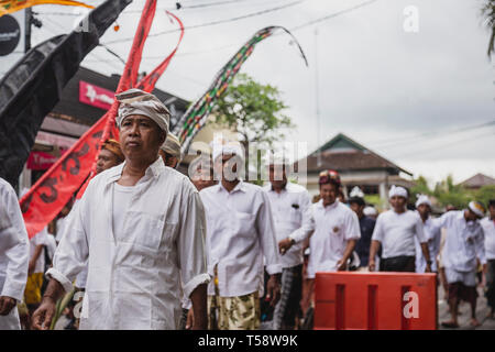 Adoratori marciando a un Tempio durante un festival a Bali, in Indonesia Foto Stock