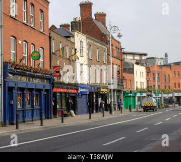 La strada principale di Stoneybatter a Dublino, Irlanda. Stoneybatter è un quartiere sul lato nord di Dublino ed è un fiorente quartiere. Foto Stock