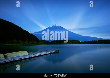 Vista notturna del molo e il Monte Fuji dal lago Tanuki, Shizuoka Foto Stock