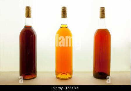 Tre bottiglie di vino bruno con toni diversi. Vino Colori concept Foto Stock