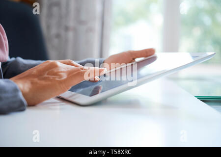 La gente di affari utilizzando il touchpad Foto Stock