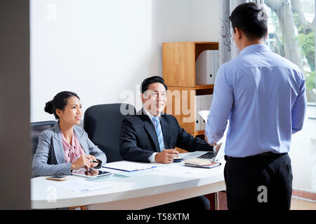 Persone intervistando il richiedente Foto Stock