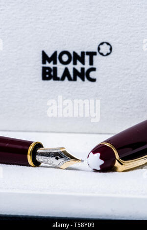 Winneconne, WI - 17 Aprile 2019: Una Mont blanc penna stilografica su un sfondo isolato Foto Stock