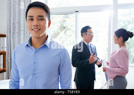 Felice dipendente in ufficio Foto Stock