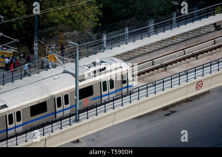 Riprese aeree del treno metro su un overhead metro via Foto Stock