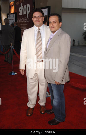 LOS ANGELES, CA. 10 luglio 2006: Amministratori ANTHONY (sinistra) & Joe russo presso il world premiere in Hollywood, del loro nuovo film 'voi, me e Dupree'. © 2006 Paul Smith / Featureflash Foto Stock