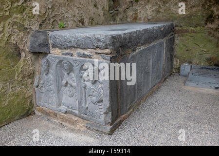 Una tomba in Abbazia di Jerpoint, una rovina abbazia cistercense, Thomastown, nella Contea di Kilkenny, Eire. Foto Stock