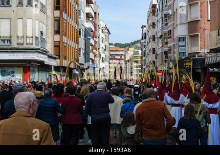 La città di Cuenca, Spagna.14 aprile,2019. Sfilata il corteo con i musicisti nella Domenica delle Palme Osanna il 14 aprile 2019. Foto Stock