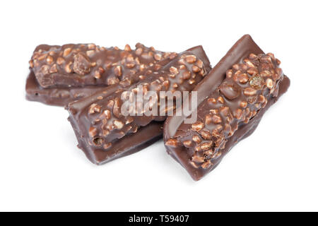 Piccoli ricoperti di cioccolato torte con noci frantumate isolati su sfondo bianco Foto Stock