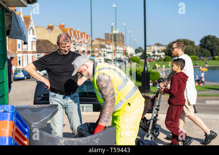 Consiglio rifiutano di collettore elevata usura vis abbigliamento con tatuaggio sul Littlehampton promenade in Inghilterra Foto Stock