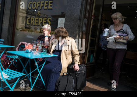 Onorevoli colleghe in appoggio in sun avente rinfreschi caffè e crepes Kings Parade Cambridge Inghilterra 2019 Foto Stock