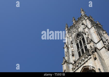 York Minster Cattedrale Abbey Blue Sky Street View Foto Stock