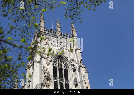 York Minster Cattedrale Abbey Blue Sky Street View Foto Stock