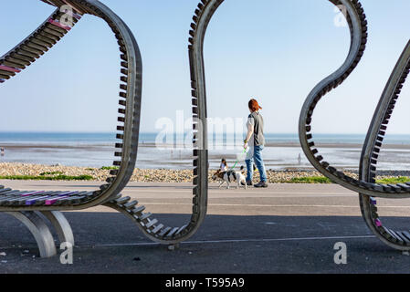 La gente camminare lungo la passeggiata di Littlehampton in Inghilterra oltre la sede creativa Foto Stock