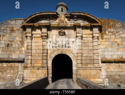 Porta di San Francisco. Vecchia entrata nelle antiche mura di Almeida. Il Portogallo. Foto Stock