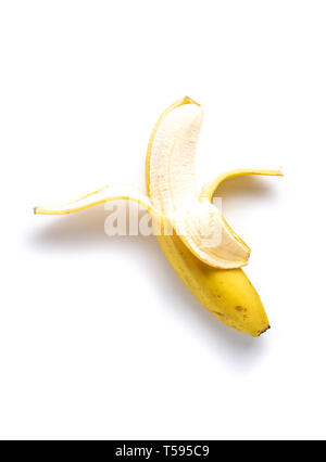 Sbucciate mezza banana matura, isolato su sfondo bianco Foto Stock