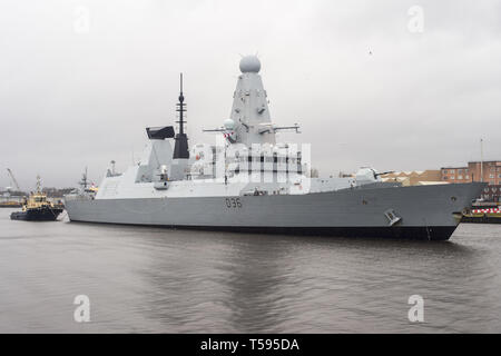 HMS Defender torna a Glasgow per la prima volta dal 2013, ella sarà ormeggiato sul Shieldhall Riverside Quay in Govan's King George V Dock dotato: HMS Defender dove: Glasgow, Regno Unito quando: 22 Mar 2019 Credit: Euan ciliegio/WENN Foto Stock