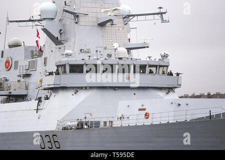 HMS Defender torna a Glasgow per la prima volta dal 2013, ella sarà ormeggiato sul Shieldhall Riverside Quay in Govan's King George V Dock dotato: HMS Defender dove: Glasgow, Regno Unito quando: 22 Mar 2019 Credit: Euan ciliegio/WENN Foto Stock