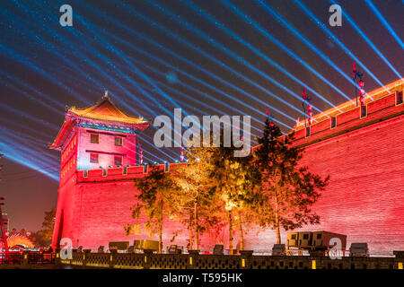 Lanterna e illuminazione mostra al cancello sud delle antiche mura della città per celebrare il Festival della Primavera Cinese,Xi'an, Shaanxi, Cina Foto Stock