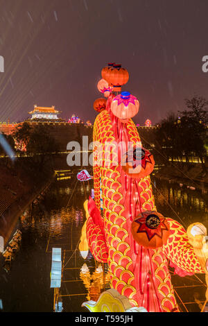 Lanterna e illuminazione mostra al cancello sud delle antiche mura della città per celebrare il Festival della Primavera Cinese,Xi'an, Shaanxi, Cina Foto Stock