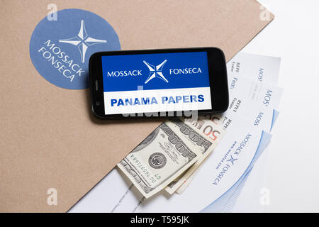Cracovia in Polonia - Aprile 6, 2016 : Cartella con Mossack Fonseca logo e i documenti stampati dal suo sito web, noi e della moneta europea e telefono. Foto Stock