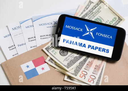 Cracovia in Polonia - Aprile 6, 2016 : Cartella con Mossack Fonseca logo e i documenti stampati dal suo sito web, Panama BANDIERA, NOI e della moneta europea e telefono Foto Stock