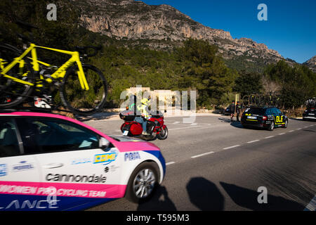 Donna di gara ciclistica per veicoli di supporto La Safor montagne vicino a Gandia Spagna Foto Stock