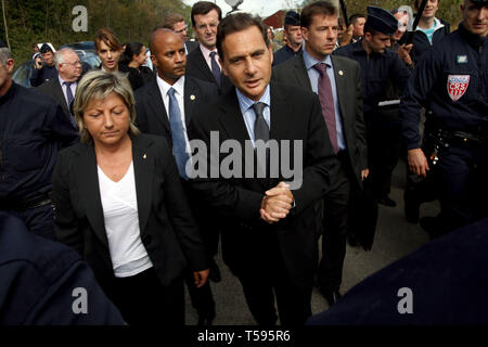 Immigrazione francese il ministro Eric Besson visitando la giungla dopo la gente dall'Afghanistan sono stati sfrattati. Calais, Francia. 22/09/2009 Foto Stock