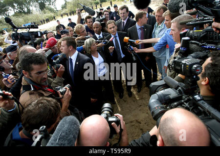 Immigrazione francese il ministro Eric Besson visitando la giungla dopo la gente dall'Afghanistan sono stati sfrattati. Calais, Francia. 22/09/2009 Foto Stock