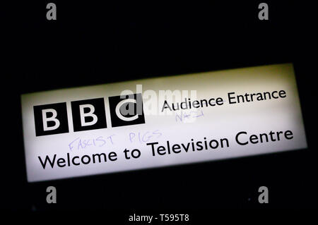 UAF contrapposte demo invito del BNP leader Nick Griffin sul Tempo delle interrogazioni. Il BBC Television Centre di Londra.22/10/2009 Foto Stock