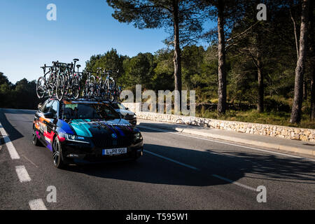 Donna di gara ciclistica per veicoli di supporto La Safor montagne vicino a Gandia Spagna Foto Stock