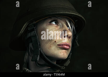 La luce non è alla fine della strada. Close up ritratto di giovane donna soldato. La donna in uniforme militare sulla guerra. Premuto e si verificano dei problemi con la salute mentale e le emozioni, PTSD. Foto Stock