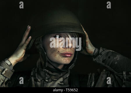 Non si vuole ascoltare la voce dentro di me. Close up ritratto di giovane donna soldato. La donna in uniforme militare sulla guerra. Premuto e si verificano dei problemi con la salute mentale e le emozioni, PTSD. Foto Stock