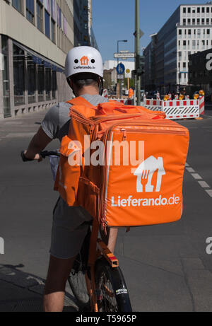 Ciclista del servizio di consegna Lieferando a Berlino Foto Stock