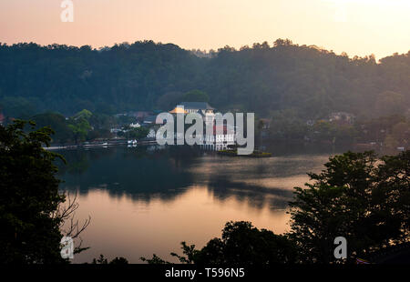 Lago Kandy e tempio landmark view in Sri Lanka Foto Stock