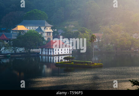 Alba sul Lago Kandy e landmark tempio di Sri Lanka Foto Stock